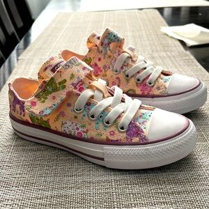Girl low top Velcro converse, no box, brand new.